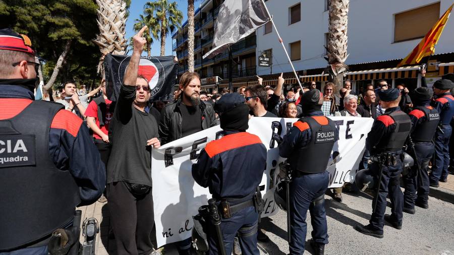 Grupos de antifascistas protestaron por la presencia de los partidos ultra en coma-ruga. FOTO: PERE FERRE