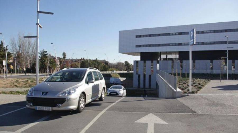Imagen de archivo de dos coches saliendo del parking subterráneo del Hospital Sant Joan de Reus. FOTO: DT