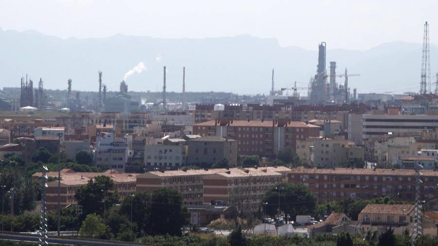 Vista de la ciudad de Tarragona con industrias petroquímicas al fondo. FOTO: DT