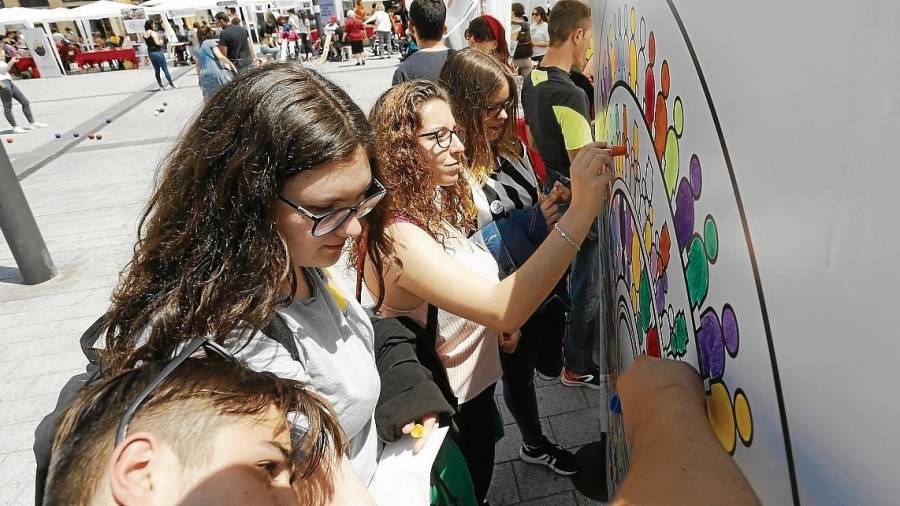 Un grupo de jóvenes pinta un mandala gigante durante el ‘Tast social’. FOTO: Pere Ferré