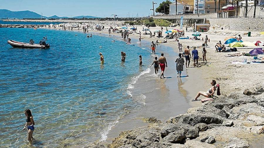 La platja de les Avellanes està concorreguda per veïns i turistes. Foto: Joan Revillas