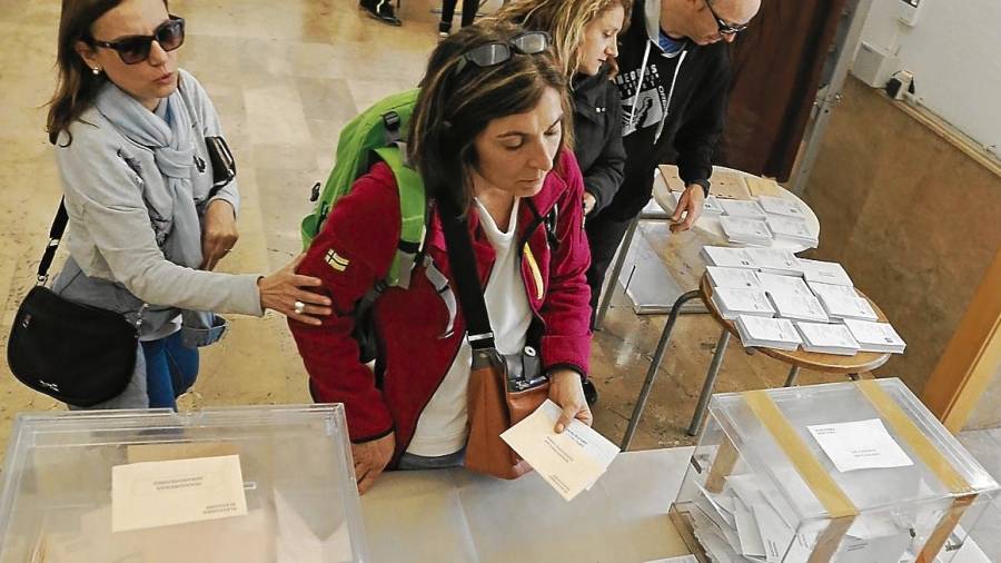 Votaciones en un colegio electoral durante los comicios generales del 28 de abril. FOTO: PERE FERRÉ