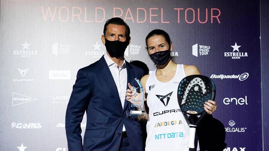Ari Sánchez, con el trofeo de MVP: FOTO: World Padel Tour