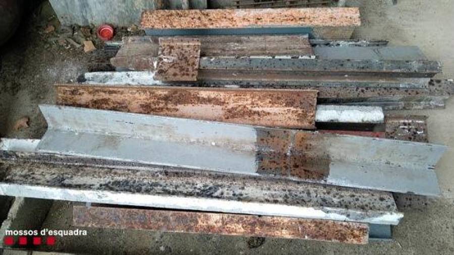 Algunes de les bigues de ferro que havien robat els detinguts a l'Espluga de Francolí i que van recuperar els Mossos. Imatge del 19 d'abril del 2021