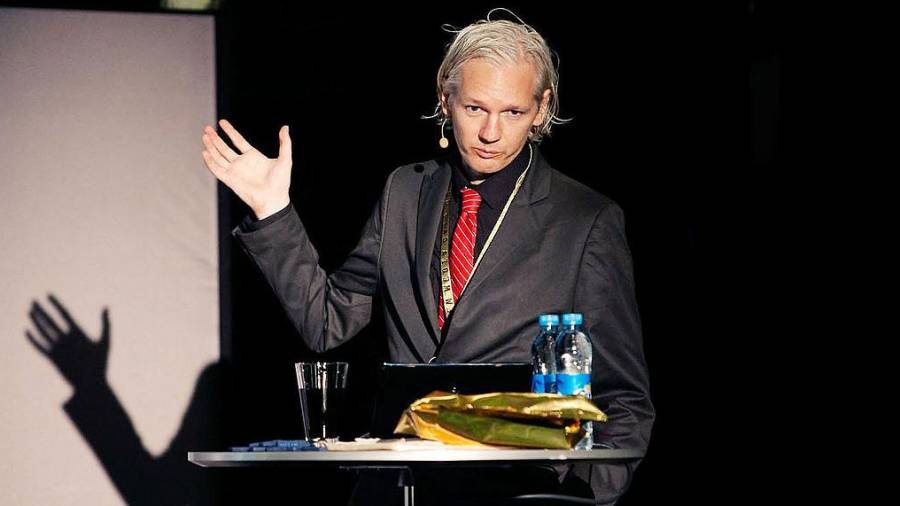 Sembla modificat o fals, ha afegit el seu editor, Julian Assange
