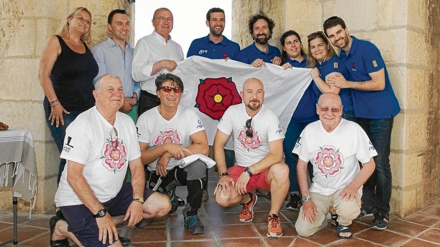 L’alcalde Carles Pellicer, acompanyat dels regidors Montserrat Caelles i Dani Rubio, membres de la Jove Cambra i del Bràvium, que van hissar la bandera de Reus al campanar. FOTO: Cedida