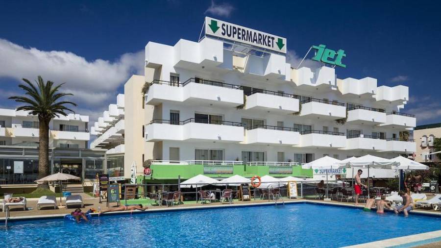 El suceso ha ocurrido a las 5.35 horas de este lunes en los apartamentos Jet, en Ibiza.