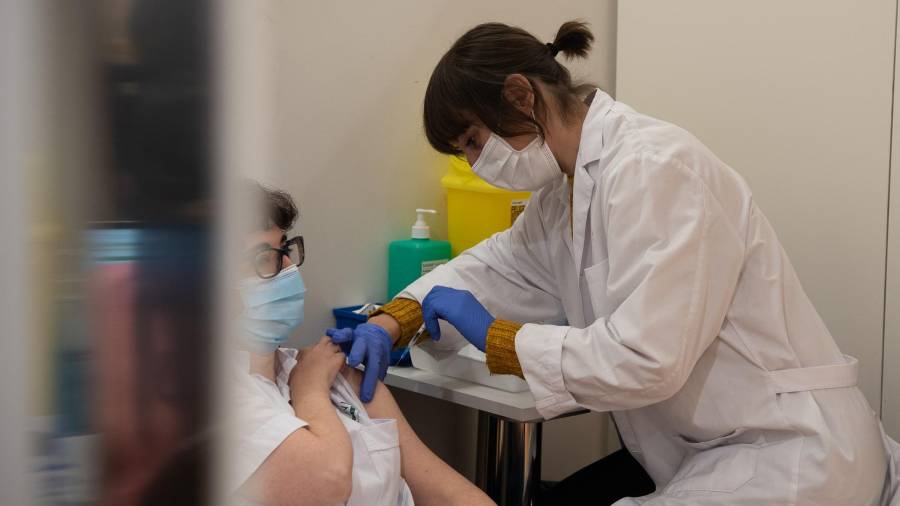 Vacunan a una mujer en el Hospital Clínic de Barcelona. ACN