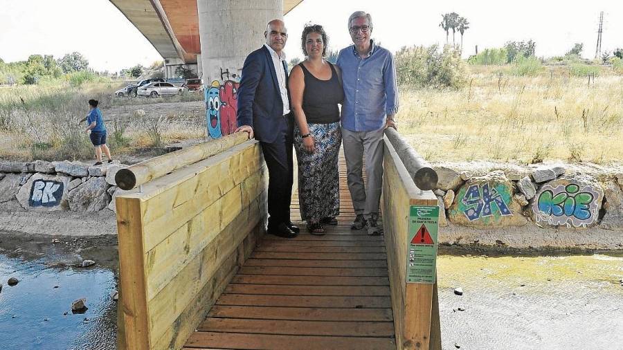 Daniel Cid, Cristina Berrio y Ballesteros, en medio de la pasarela. FOTO: Alfredo González