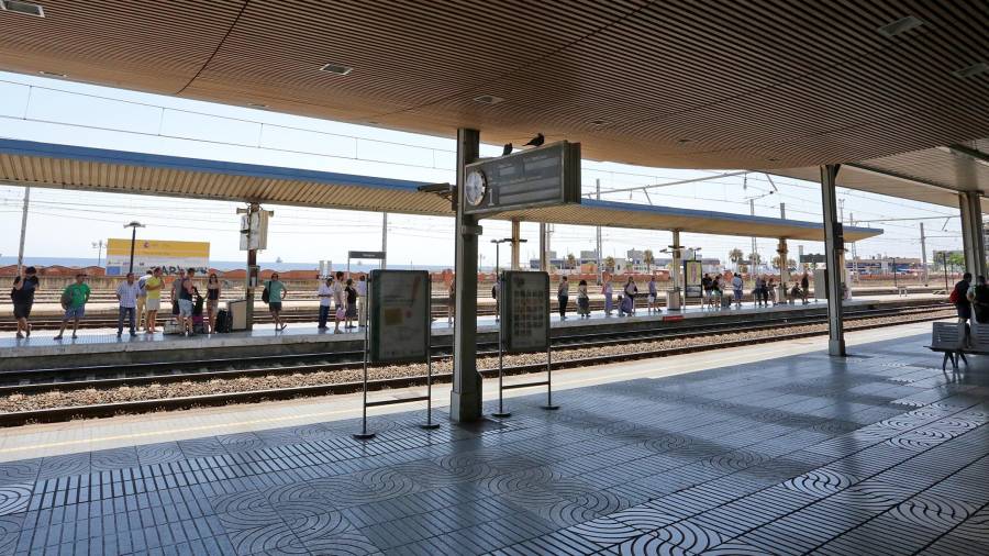 El tren afectado ha podido retroceder hasta la estación de Tarragona, donde los pasajeros han hecho trasbordo