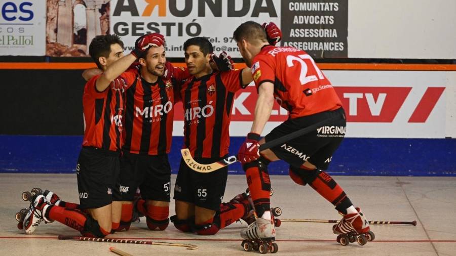 Los jugadores rojinegros celebran un gol en el Palau esta temporada. foto: alfredo gonzález