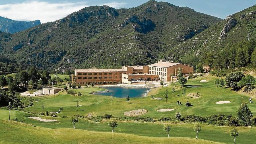 El recorrido del pich&putt de La Figuerola y su hotel resort están rodeados por la sierra de Llaberia. FOTO: CEDIDA