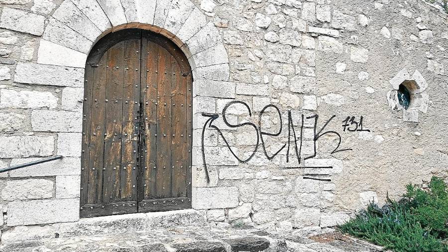 Una de les pintades aparegudes, aquesta en una de les entrades a l’ermita. FOTO: ÀNGEL JUANPERE