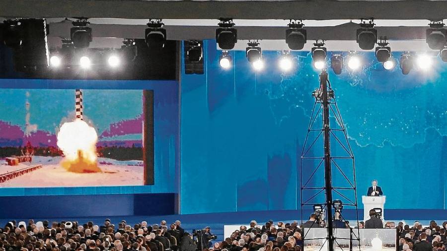 Putin, pronunciando su discurso ante el Parlamento ruso y presentando el nuevo armamento nuclear. efe