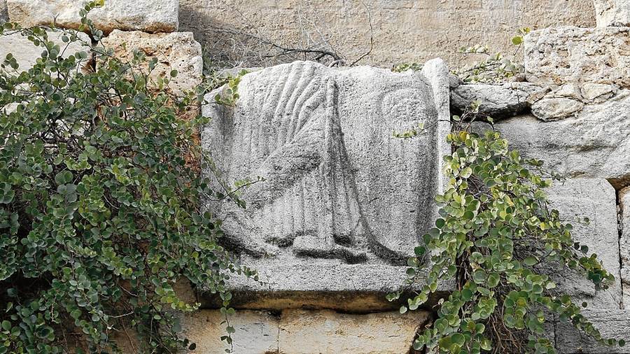 El relieve se encuentra en el tramo final del paseo y el más antiguo, cerca de la Porta dels Socors. FOTO: PERE FERRÉ