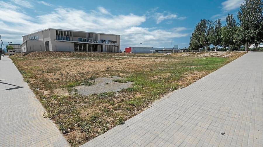 Les obres d’urbanització de l’entorn del Centre Cívic de la Gent Gran també estan licitades. FOTO: J. Revillas