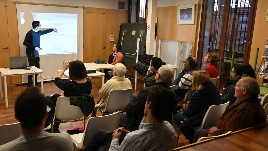 Una decena de vecinos acudieron a la charla informativa sobre el traslado del transformador FOTO: Alfredo Gonz&aacute;lez