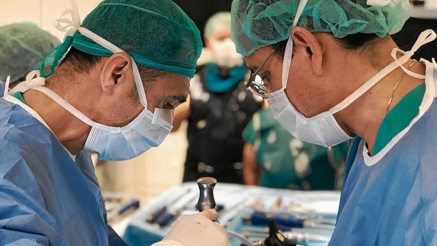 Els especialistes del Sant Joan de Reus en una intervenció quirúrgica. FOTO: cedida