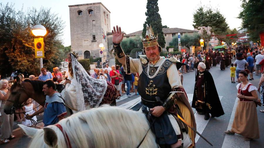El Rei Jaume y su comitiva, en una reciente edición, salen de la Torre Vella para recorrer las calles de Salou. FOTO: PERE FERRÉ / DT