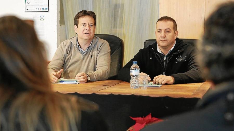 Oliver Klein, concejal y alcaldable del partido, y Enric Daza, presidente del NMC, ayer durante la rueda de prensa. FOTO: Alba Mariné