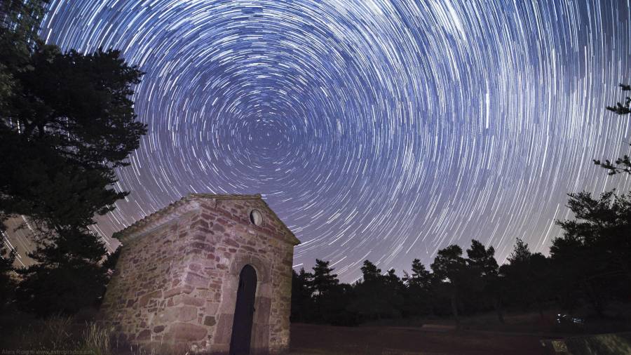 Imagen de la Ermita de Sant Roc rodeada de estrellas. FOTO: Aleix Roig