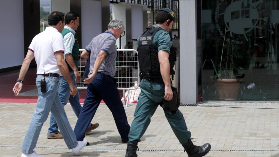 Villar, entrando con la Guardia Civil en la Federación. Foto: EFE