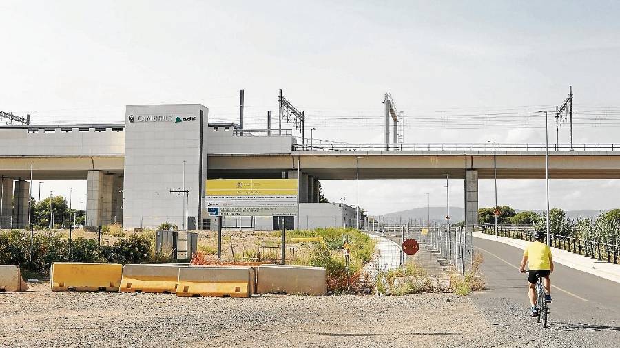 Aspecto actual de la futura estación ferroviaria de Cambrils. A la derecha, la avenida Charles Darwin, que será remodelada. FOTO: alba mariné