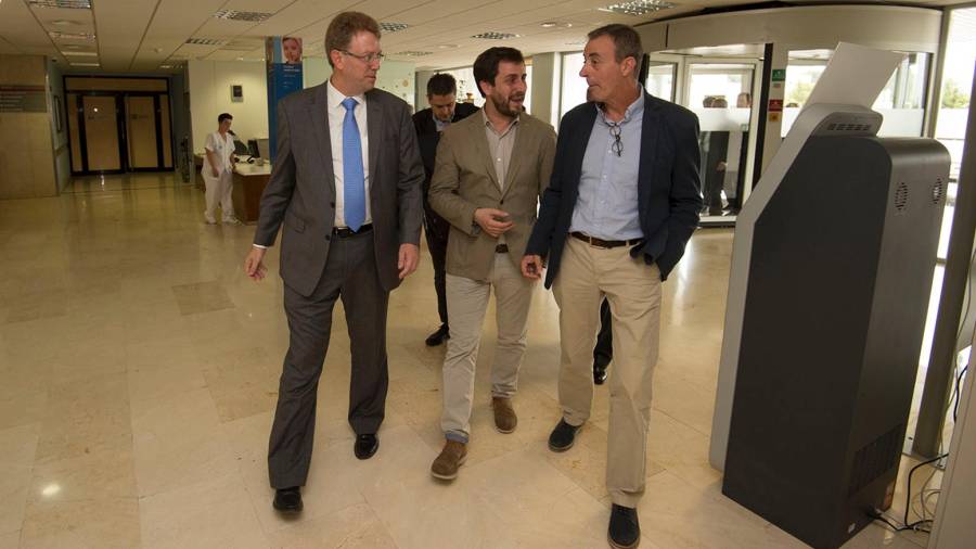 El conseller Antoni Comín, visitant l'Hospital Verge de la Cinta de Tortosa. Foto: Joan Revillas