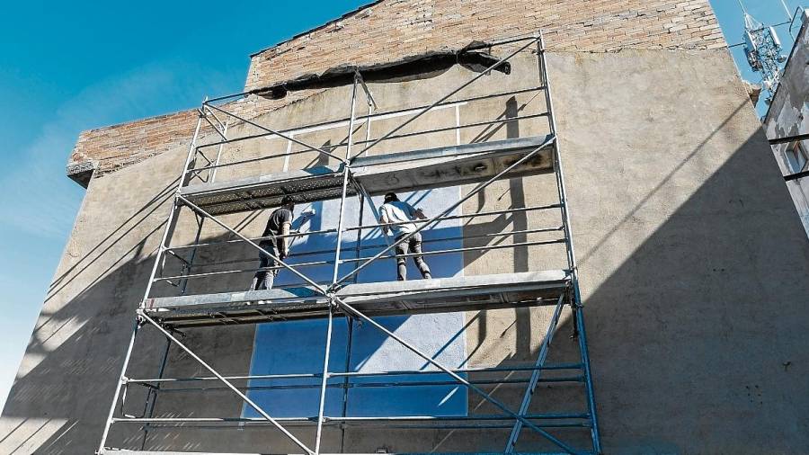 Els artistes ‘A la sombra Crew’ ahir iniciant el seu mural a Móra d’Ebre. FOTO: Joan Revillas