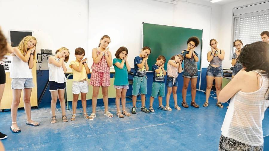El grupo de niñas y niños que participó en el taller, acompañados de la profesora Sílvia Virgili. FOTO: ALBA MARINÉ