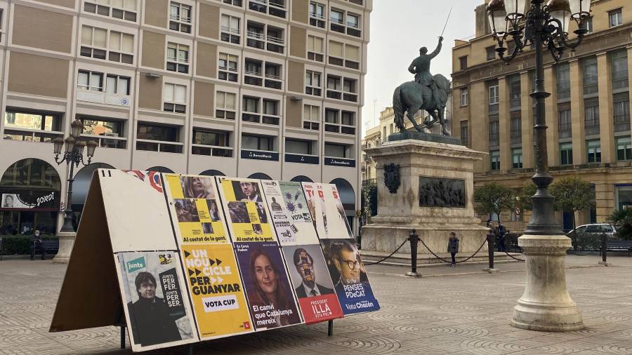 Cartells de propaganda electoral de les diferents candidatures al plafó instal·lat a la plaça Prim. FOTO: Alfredo González