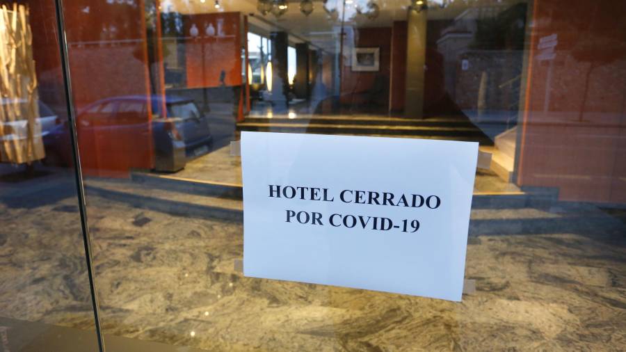 Imagen de un hotel cerrado en marzo debido al confinamiento por el coronavirus. FOTO: PERE FERRÉ/DT