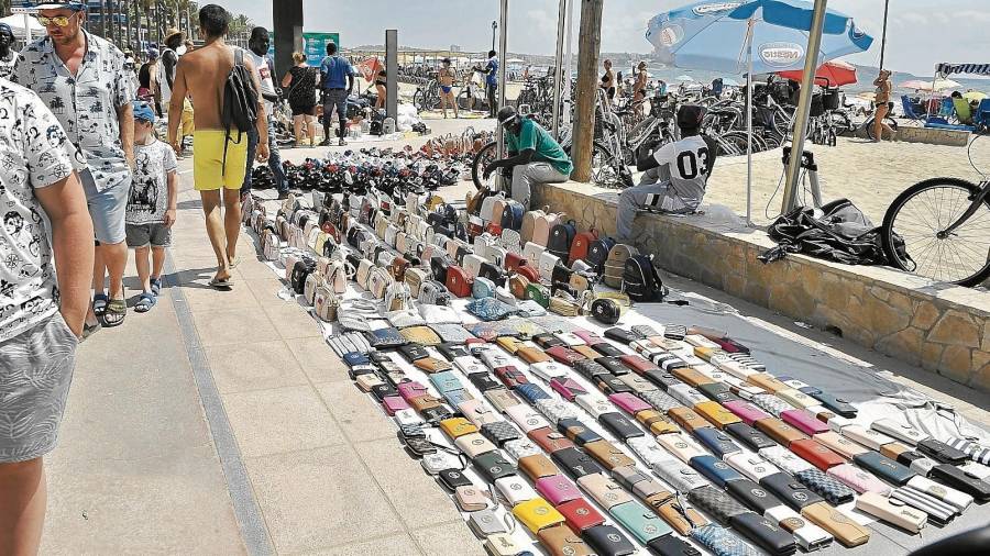 El Cap Sant Pere entre Salou y Cambrils es donde se concentra el mayor número de vendedores del top manta. FOTO: Alfredo González