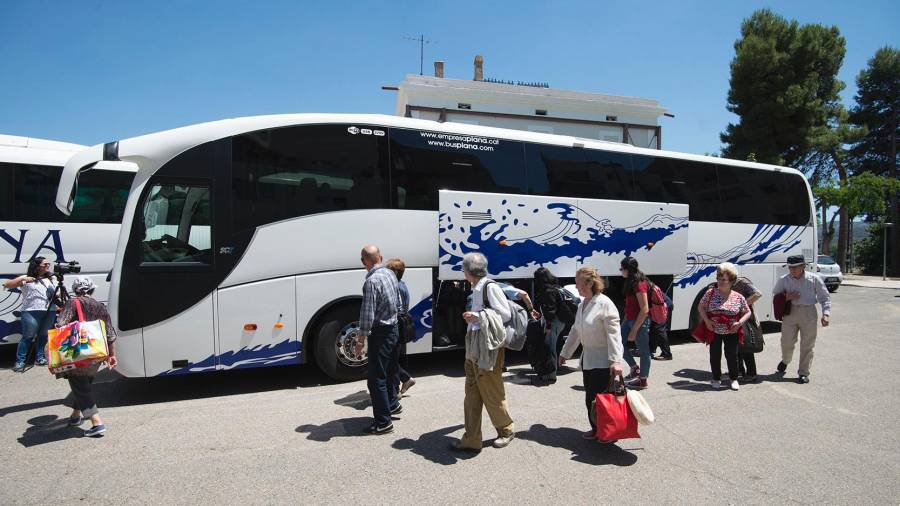 Viatgers pujant a un autobus. Foto: Joan Revillas