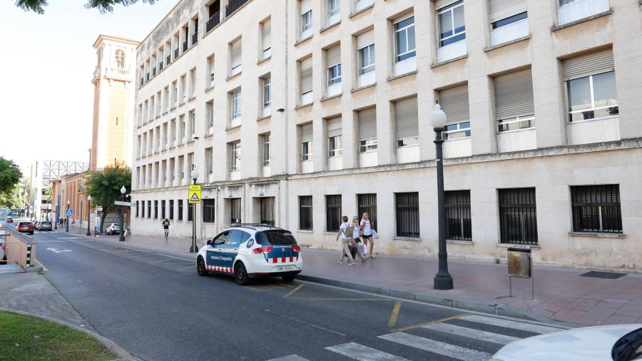 Una patrulla, ayer por la tarde vigilando el Palau de Justíciade Tarragona. FOTO: Pere Ferré