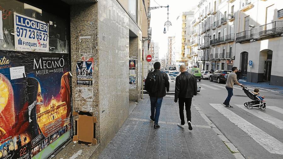 Los carteles publicitarios se acumulan en los locales comerciales vacíos de la calle Unió. FOTO: Pere Ferré