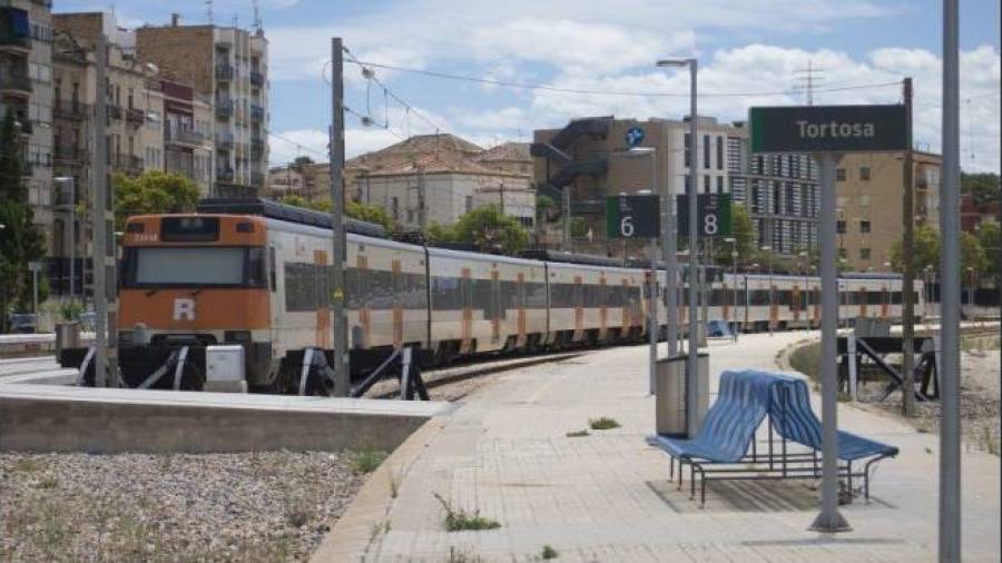 El tren ha sortit a les 7.39h de l'estació de Tortosa. Foto: Arxiu DT
