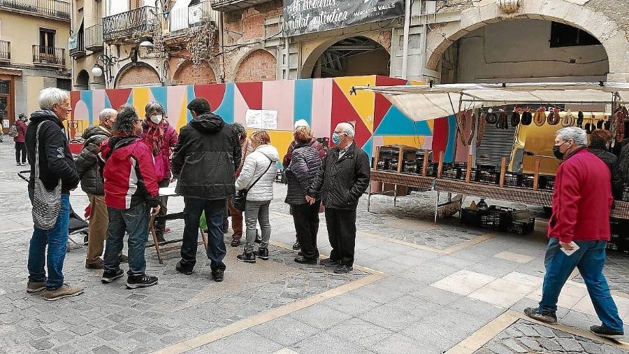 Els paradistes informant la gent que s’apropava a la taula de la situació del mercat. FOTO: ÀNGEL JUANPERE