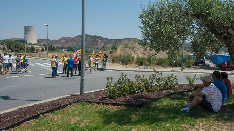 Piquets dels sindicats a les portes de la central d'Ascó, aquest dimarts al migdia. Foto: Joan Revillas
