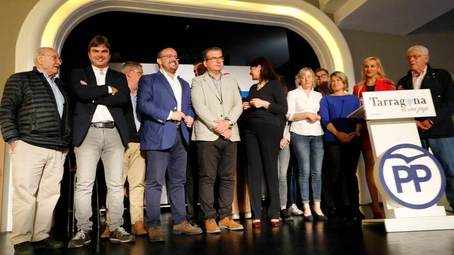 La candidatura del PP, con Alejandro Fernández, ayer por la noche, durante el acto de cierre de campaña que se llevó a cabo en el Teatret del Serrallo. FOTO: Pere Ferré