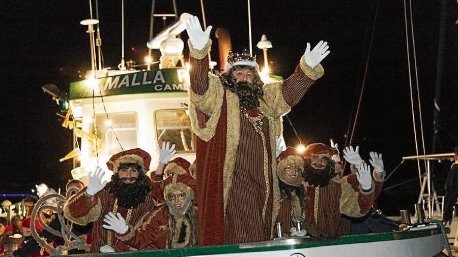 Los Reyes Magos a su llegada a Cambrils. FOTO: sara estalella