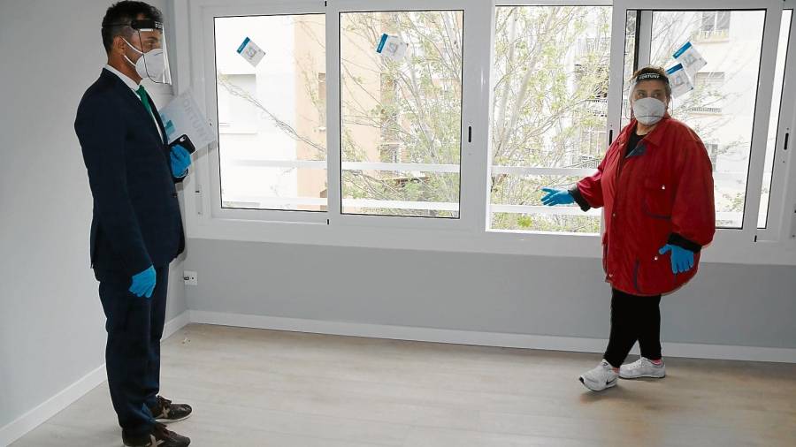 Una clienta de Serveis Immobiliaris Fortuny de Reus, en una visita a un piso en venta, junto a un agente inmobiliario. FOTO: ACN