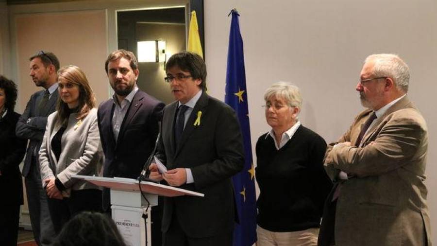 Los exconsellers Toni Comín, Lluís Puig i Meritxell Serret, junto a Carles Puigdemont (ahora en Alemania) y Clara Ponsantí (en Escocia) en una rueda de prensa en Bruselas. ACN