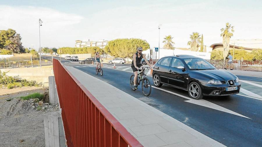 La barandilla roja instalada en la nueva avenida ha generado muchas quejas entre los cambrilenses y turistas. FOTO: ALBA MARINÉ