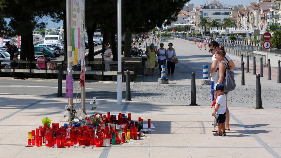 Flores y velas en el lugar de los atentados de Cambrils, días después de los ataques. FOTO: pere ferré