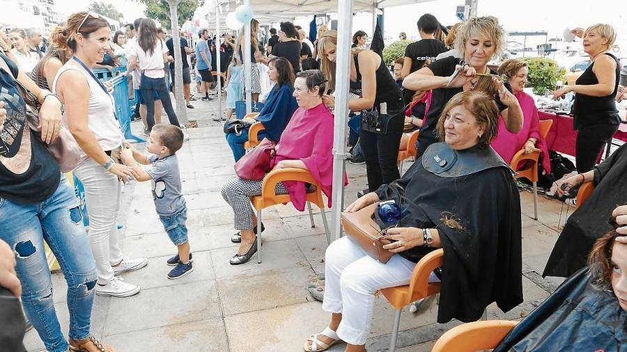 El Passeig Marítim de Cambrils se convirtió domingo en una gran peluquería. FOTO: Alba Mariné