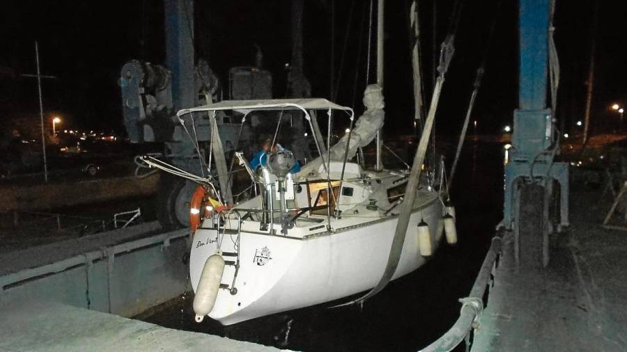 El veler sent aixecat al port de l’Ampolla per a la seva reparació. FOTO: DT