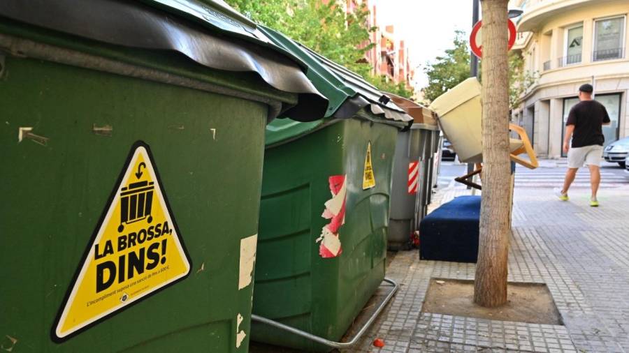 El Ayuntamiento de Reus ha incrementado el control y la vigilancia para evitar que los incívicos depositen la basura fuera de los contenedores.FOTO: ALFREDO GONZÁLEZ