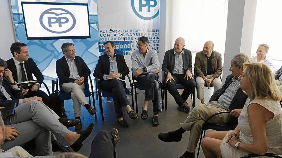Rafael Hernando, Xavier García Albiol y Jordi Roca en la reunión con miembros del Partido Popular en Tarragona.