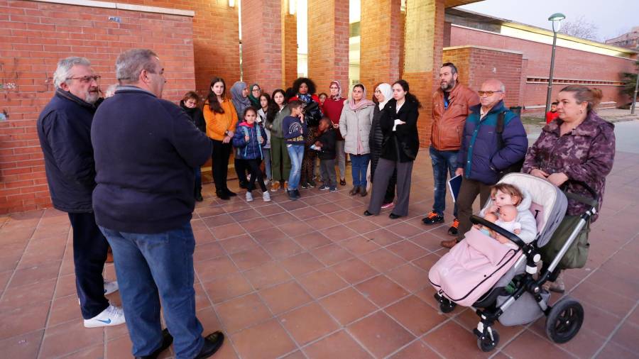 Vecinos y usuarios se reunieron para defender la biblioteca de Torreforta. FOTO: PERE FERRÉ
